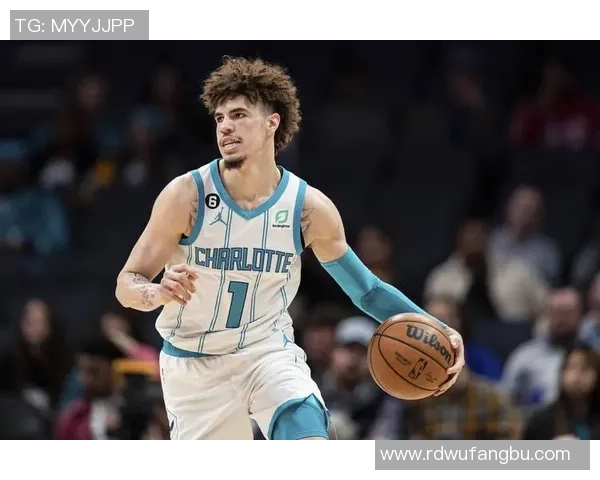 足球明星因脚踝扭伤缺席比赛的最新动态与伤情分析图片分享